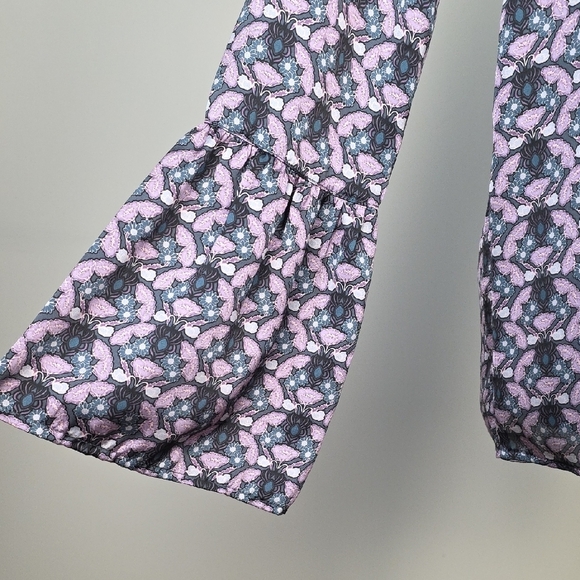 Tristan Floral Print Blouse with Bell Sleeves & Pearl Back Buttons – Size P/S - Picture 2 of 11